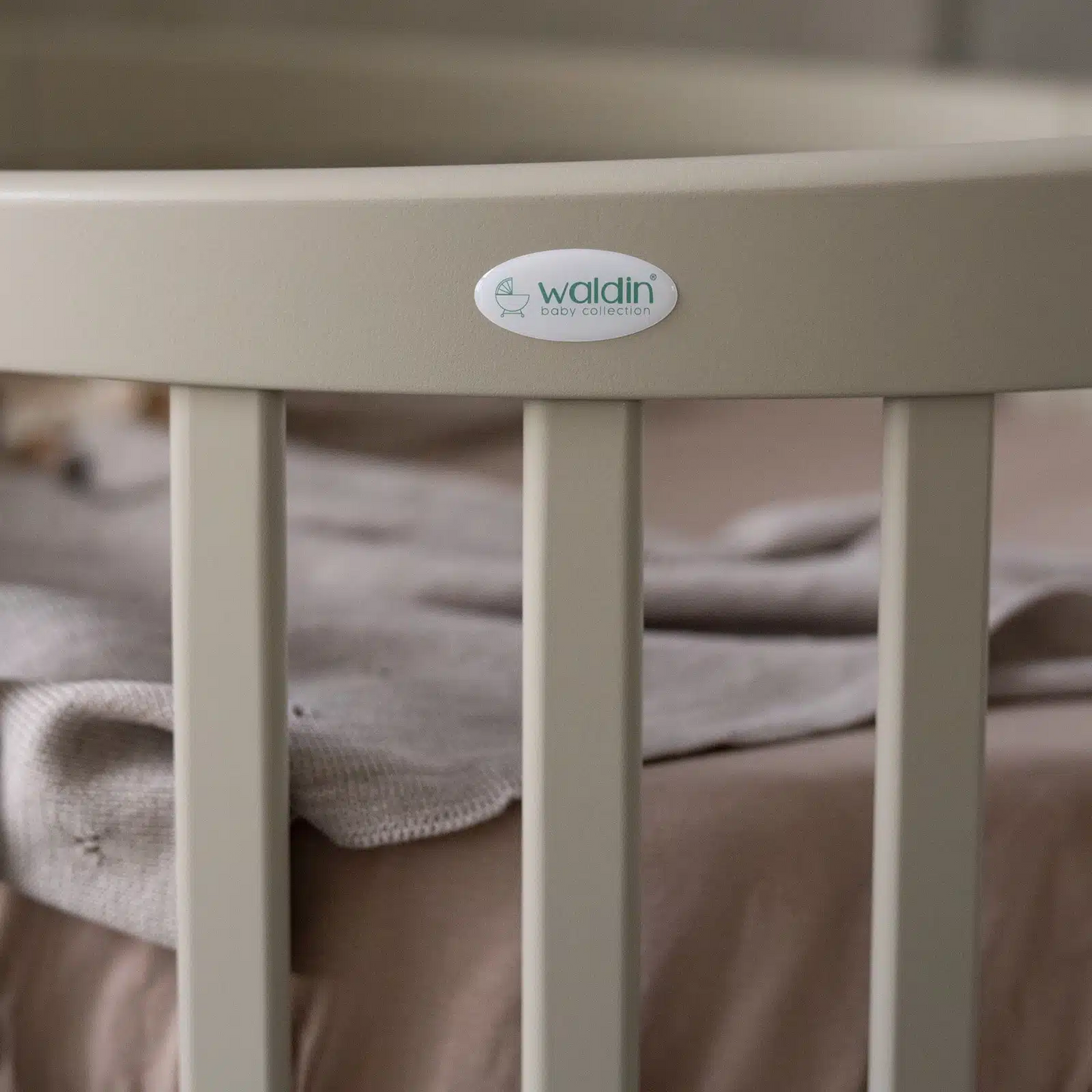 OVALES BABYBETT 7-IN-1 - WALDIN OLIVGRÜN