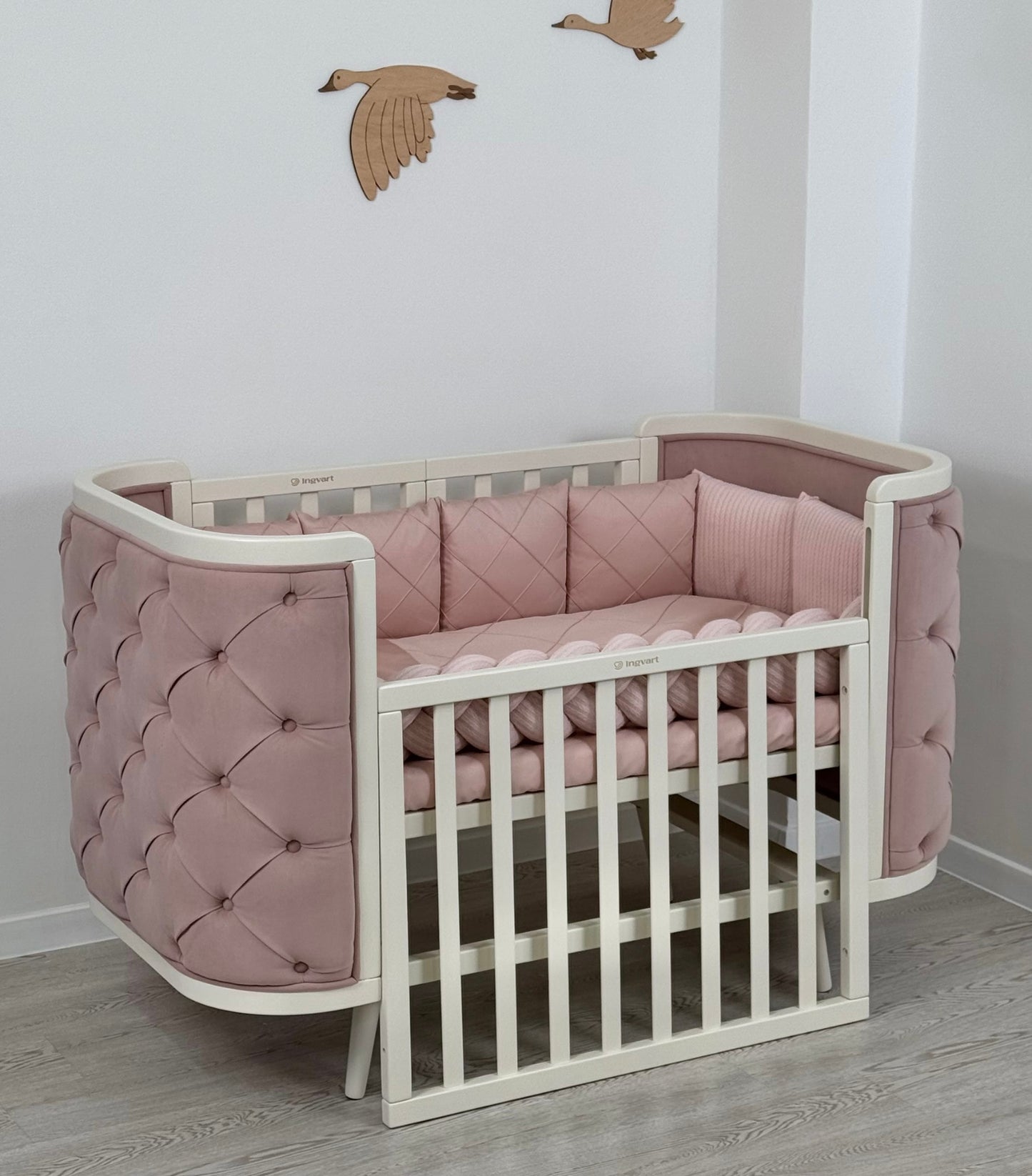 Boho-Verwandlungsbett mit Kutschenbett und beweglicher Wand (milchiger Korpus, matter Veloursstoff, puderrosa)