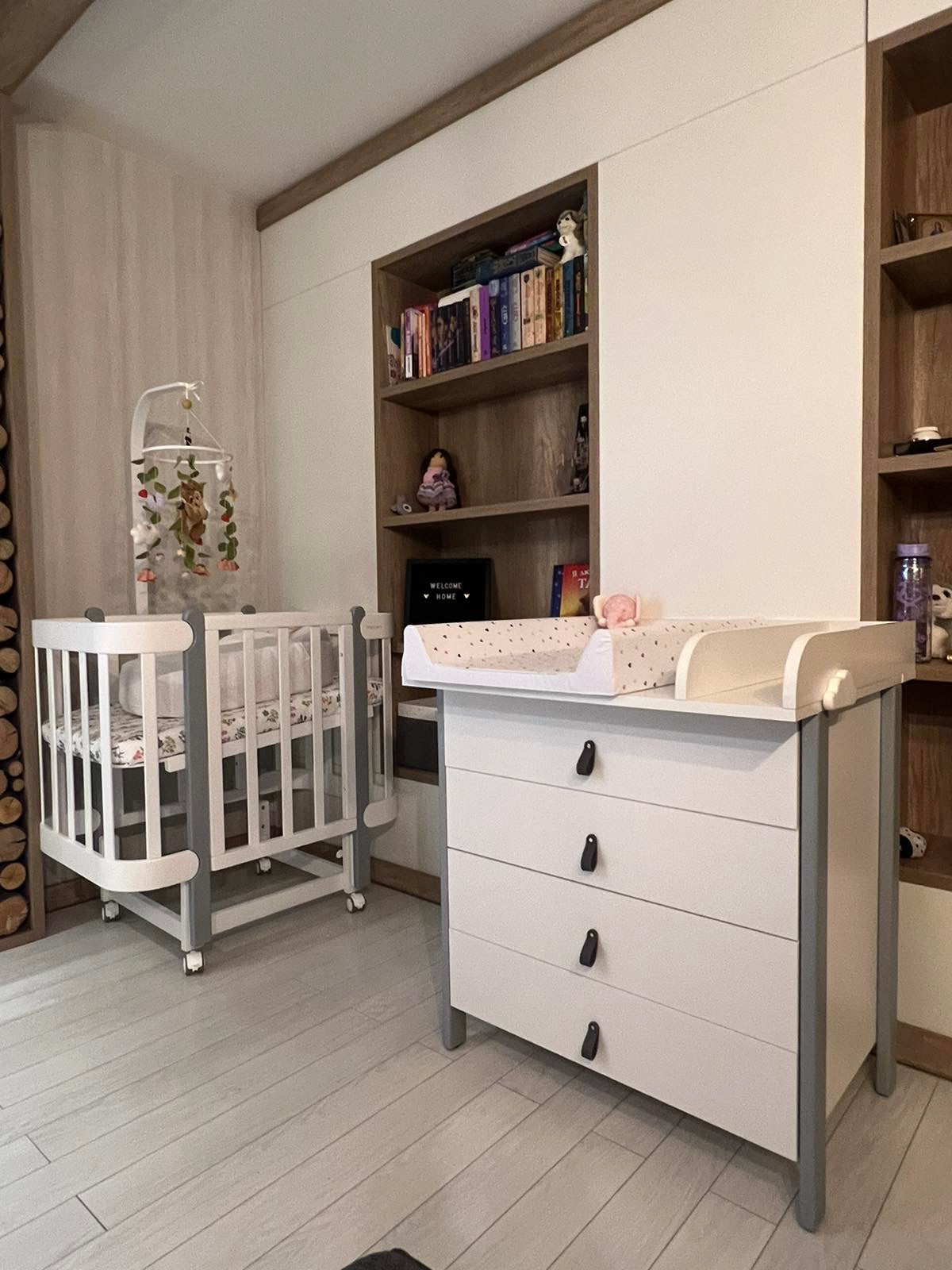 Skandinavische Kommode mit abnehmbarem Wickelaufsatz, Farbe: Naturweiß