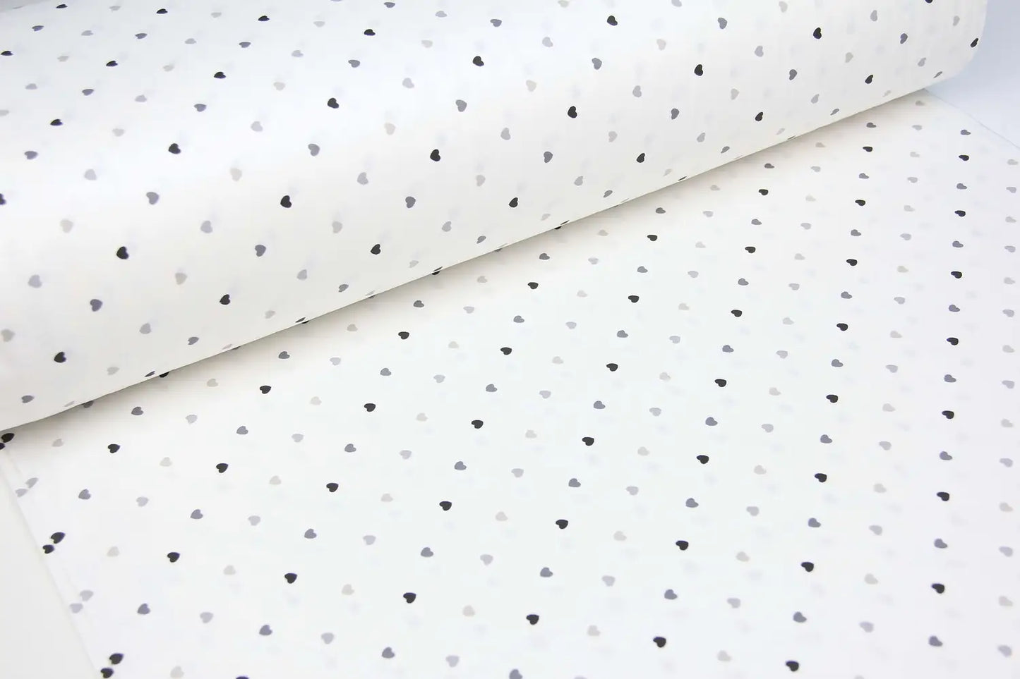 Baumwolllaken mit grauen und schwarzen Herzen auf weißem Grund