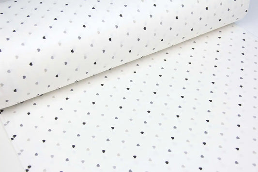 Baumwolllaken mit grauen und schwarzen Herzen auf weißem Grund