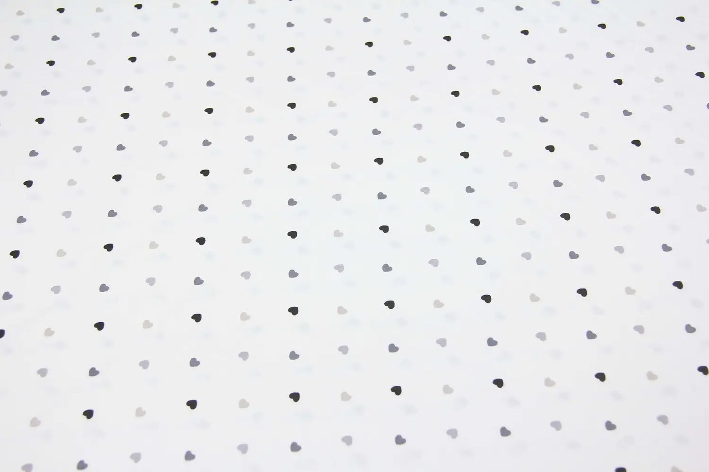 Baumwolllaken mit grauen und schwarzen Herzen auf weißem Grund