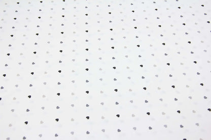 Baumwolllaken mit grauen und schwarzen Herzen auf weißem Grund