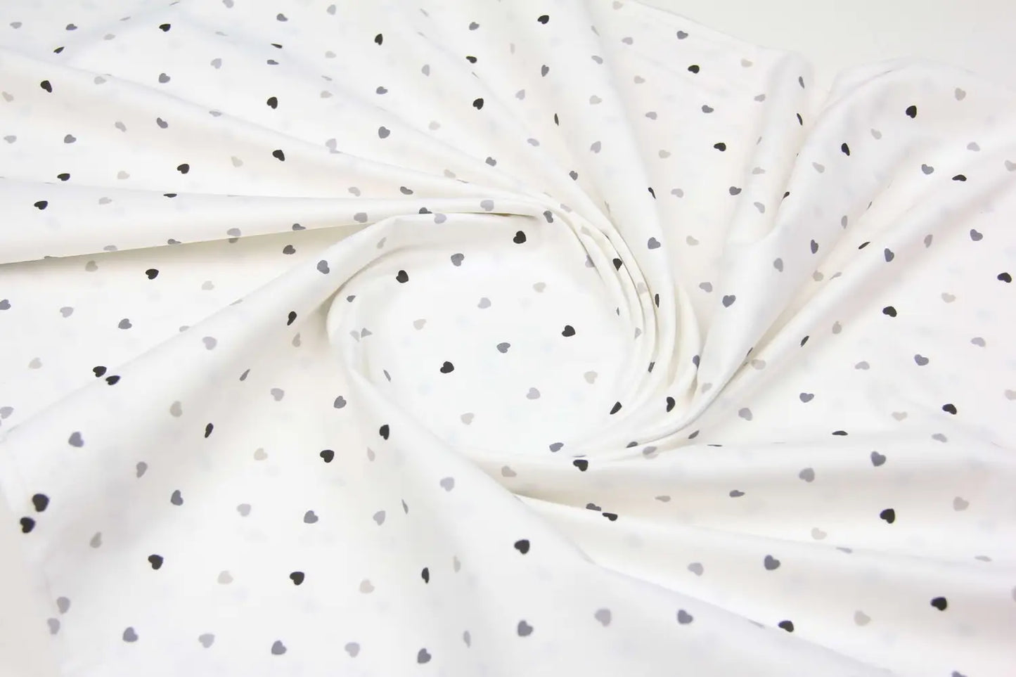 Baumwolllaken mit grauen und schwarzen Herzen auf weißem Grund