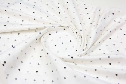 Baumwolllaken mit grauen und schwarzen Herzen auf weißem Grund