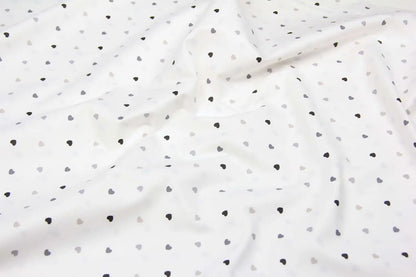 Baumwolllaken mit grauen und schwarzen Herzen auf weißem Grund