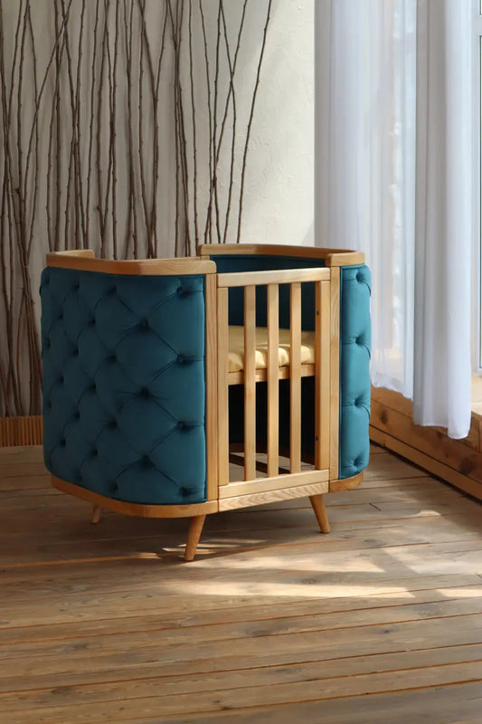 Boho-Babybett, das sich in ein Kutschenbett mit verschiebbarer Wand verwandeln lässt