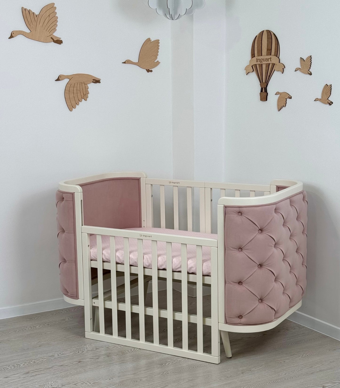 Boho-Verwandlungsbett mit Kutschenbett und beweglicher Wand (milchiger Korpus, matter Veloursstoff, puderrosa)