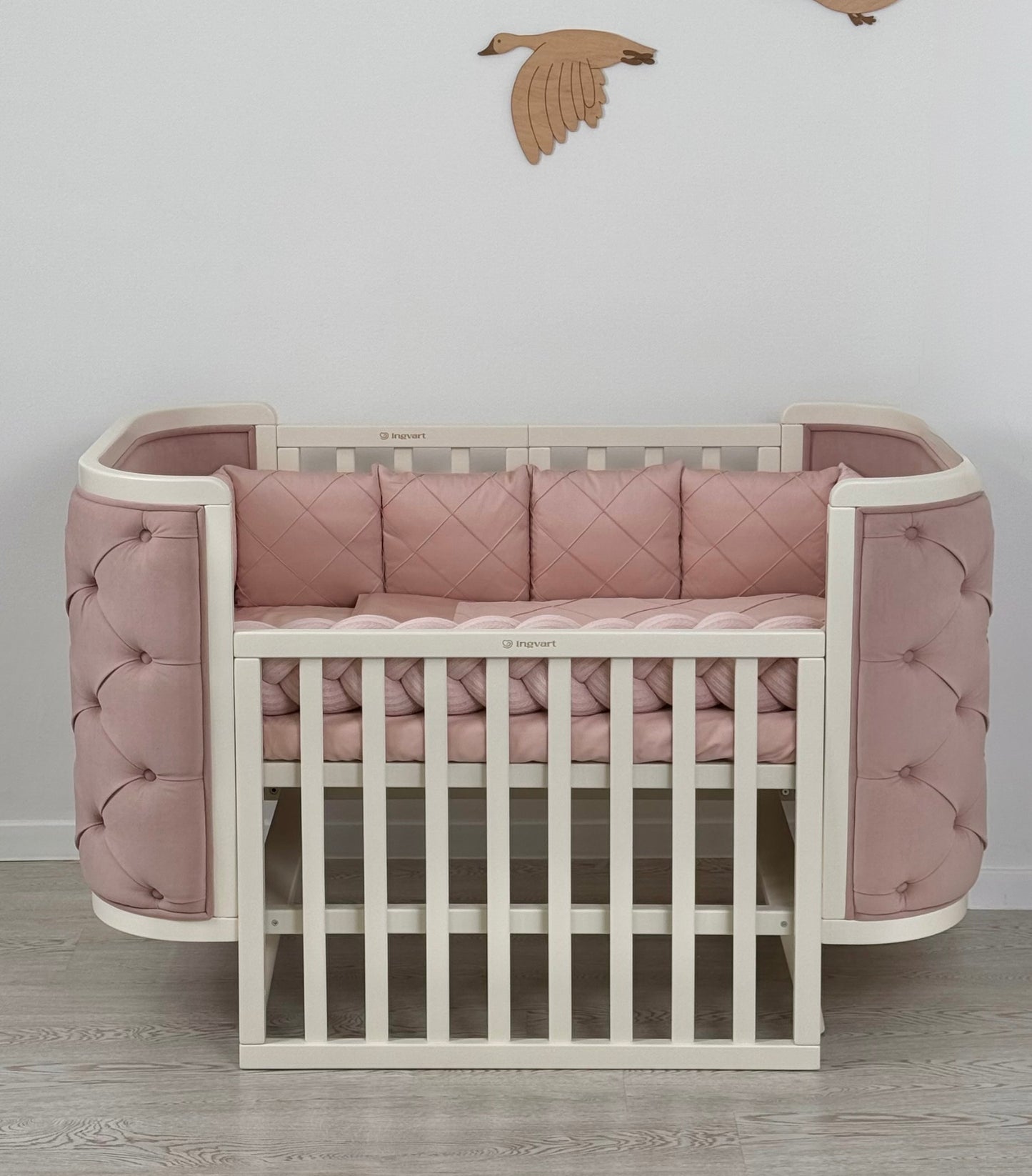 Boho-Verwandlungsbett mit Kutschenbett und beweglicher Wand (milchiger Korpus, matter Veloursstoff, puderrosa)