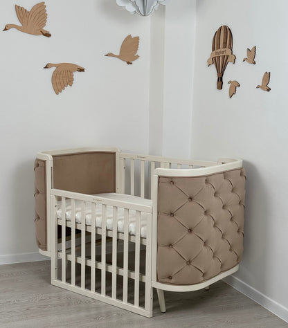 Boho-Verwandlungsbett mit Kutschenbett und beweglicher Wand (milchiger Korpus, warmer beigefarbener matter Veloursstoff)