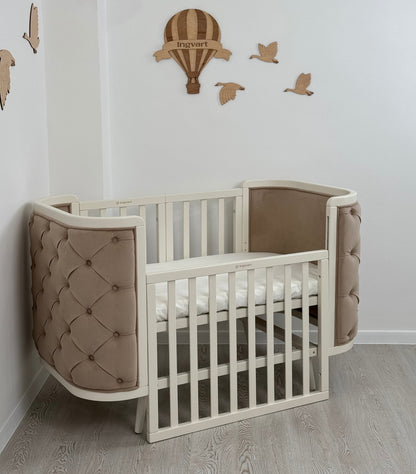 Boho-Verwandlungsbett mit Kutschenbett und beweglicher Wand (milchiger Korpus, warmer beigefarbener matter Veloursstoff)