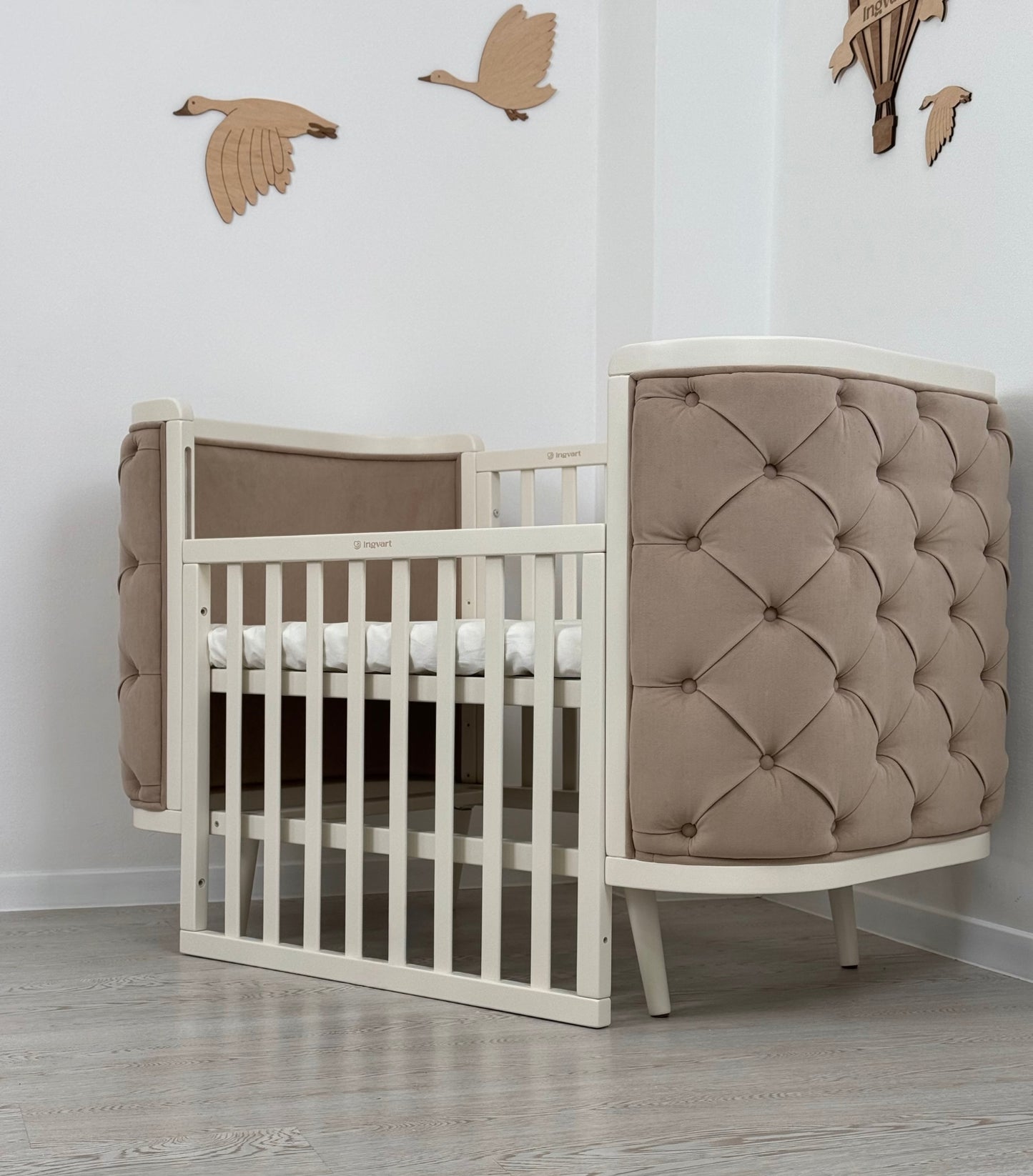 Boho-Verwandlungsbett mit Kutschenbett und beweglicher Wand (milchiger Korpus, warmer beigefarbener matter Veloursstoff)