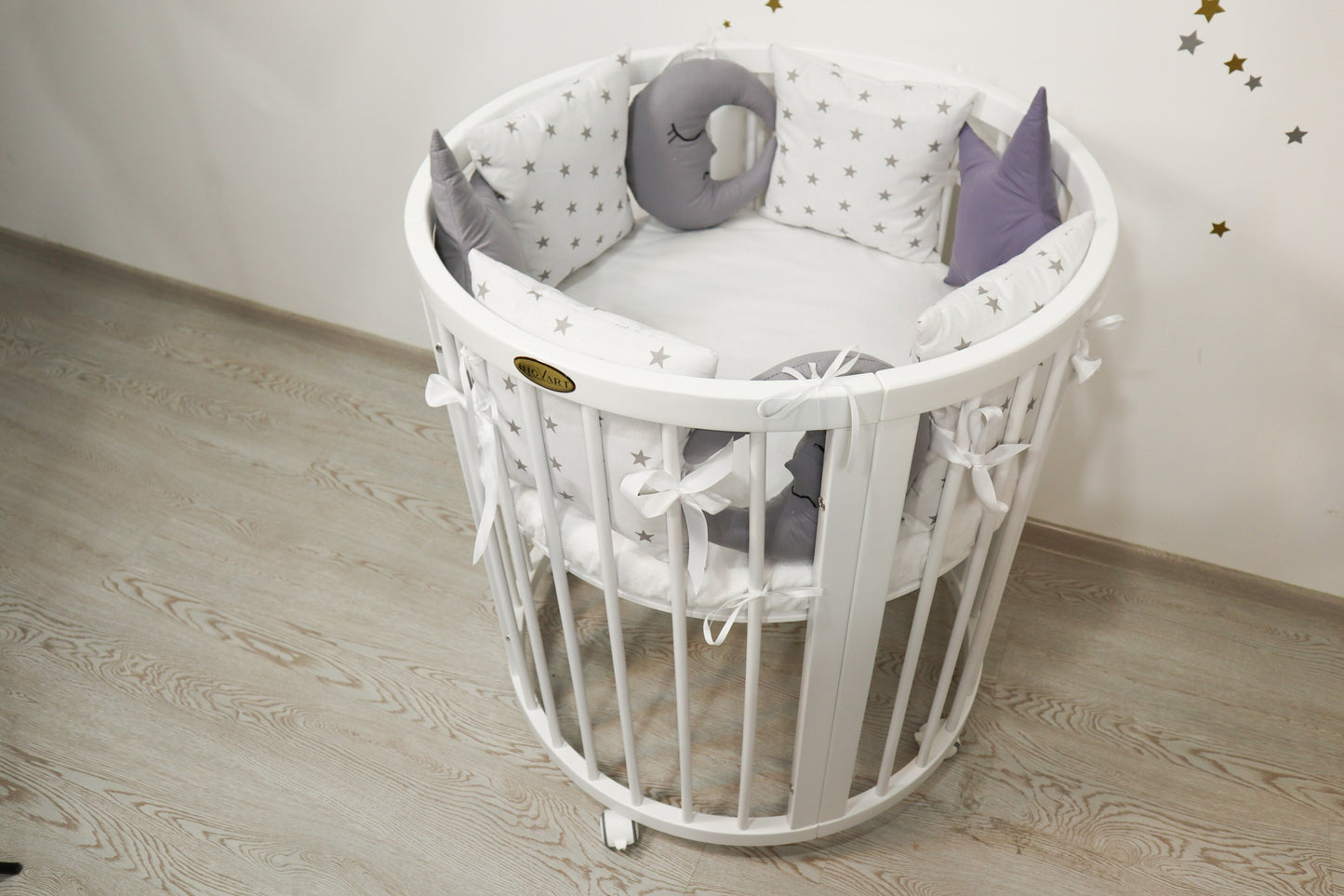 Das Brett wird in eine Wiege aus dem Set „Weiße Nacht“ verwandelt