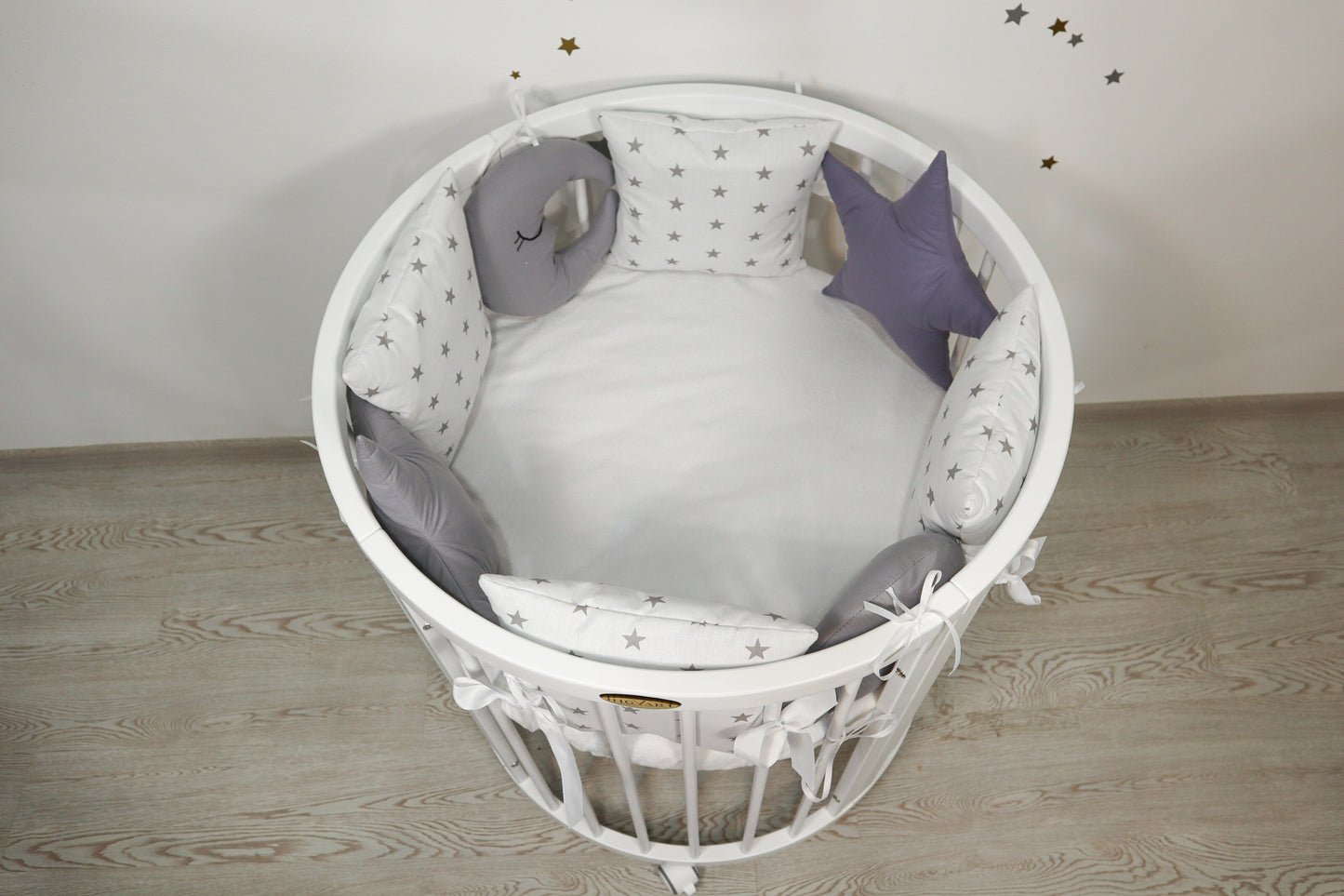 Das Brett wird in eine Wiege aus dem Set „Weiße Nacht“ verwandelt