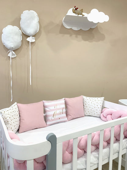 Ein Sideboard aus quadratischen Kissen