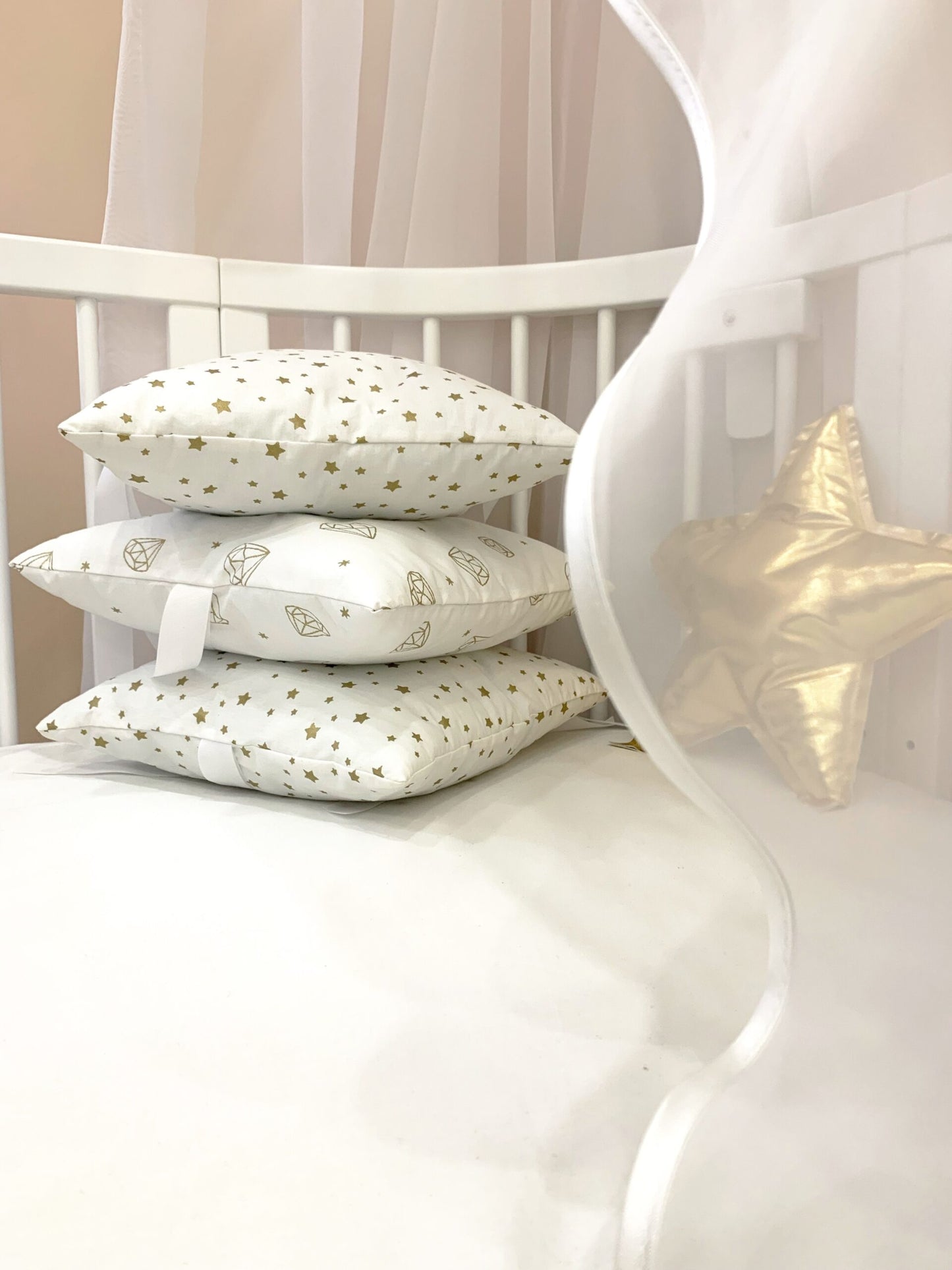 Ein Sideboard aus quadratischen Kissen