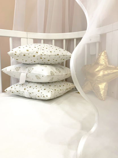 Ein Sideboard aus quadratischen Kissen