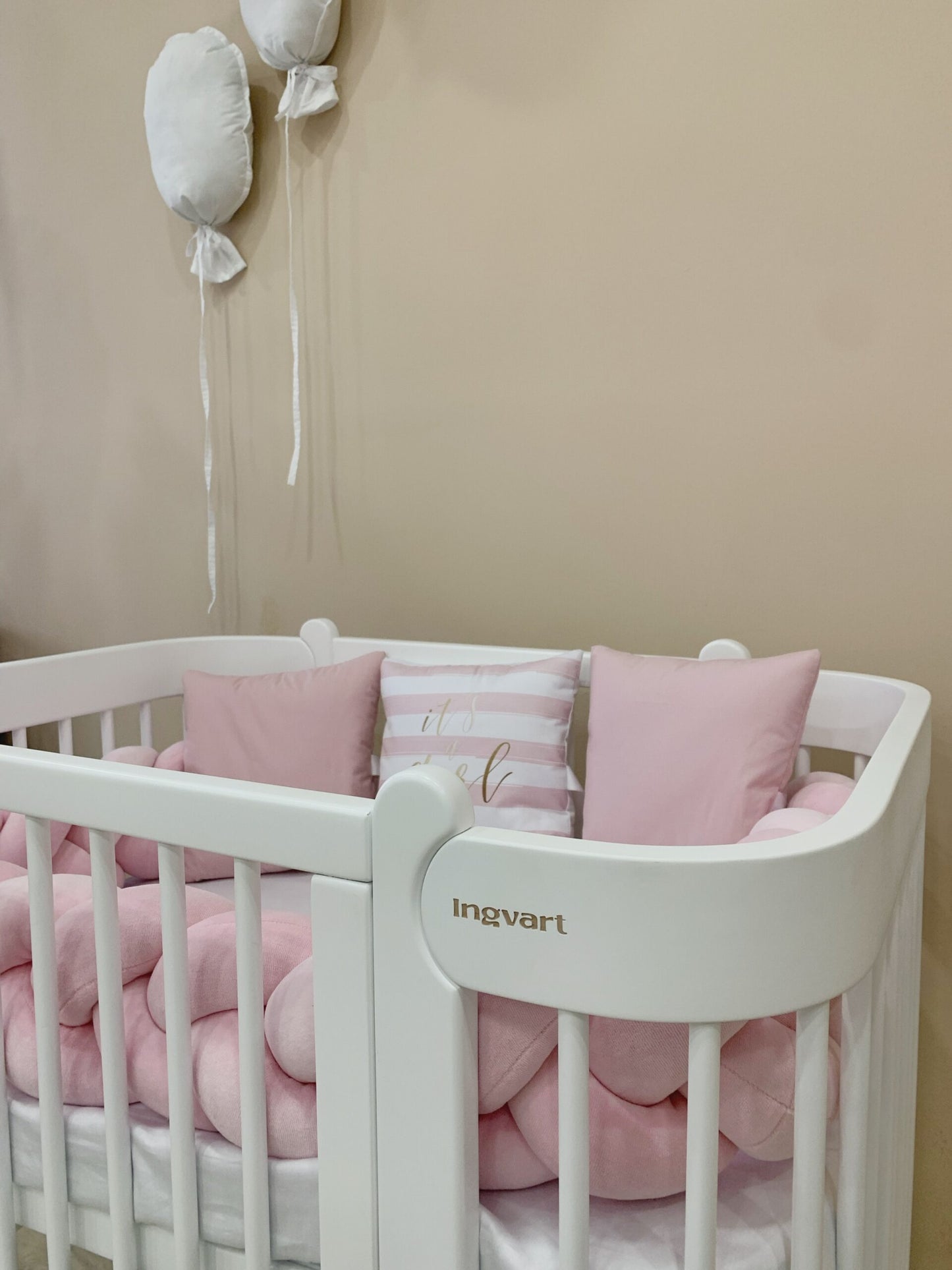 Ein Sideboard aus quadratischen Kissen