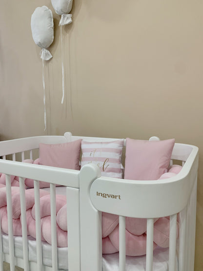 Ein Sideboard aus quadratischen Kissen