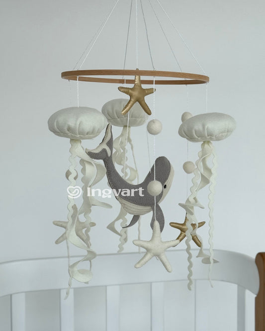 Mobil Nr. 11 „Grauwal mit Quallen“