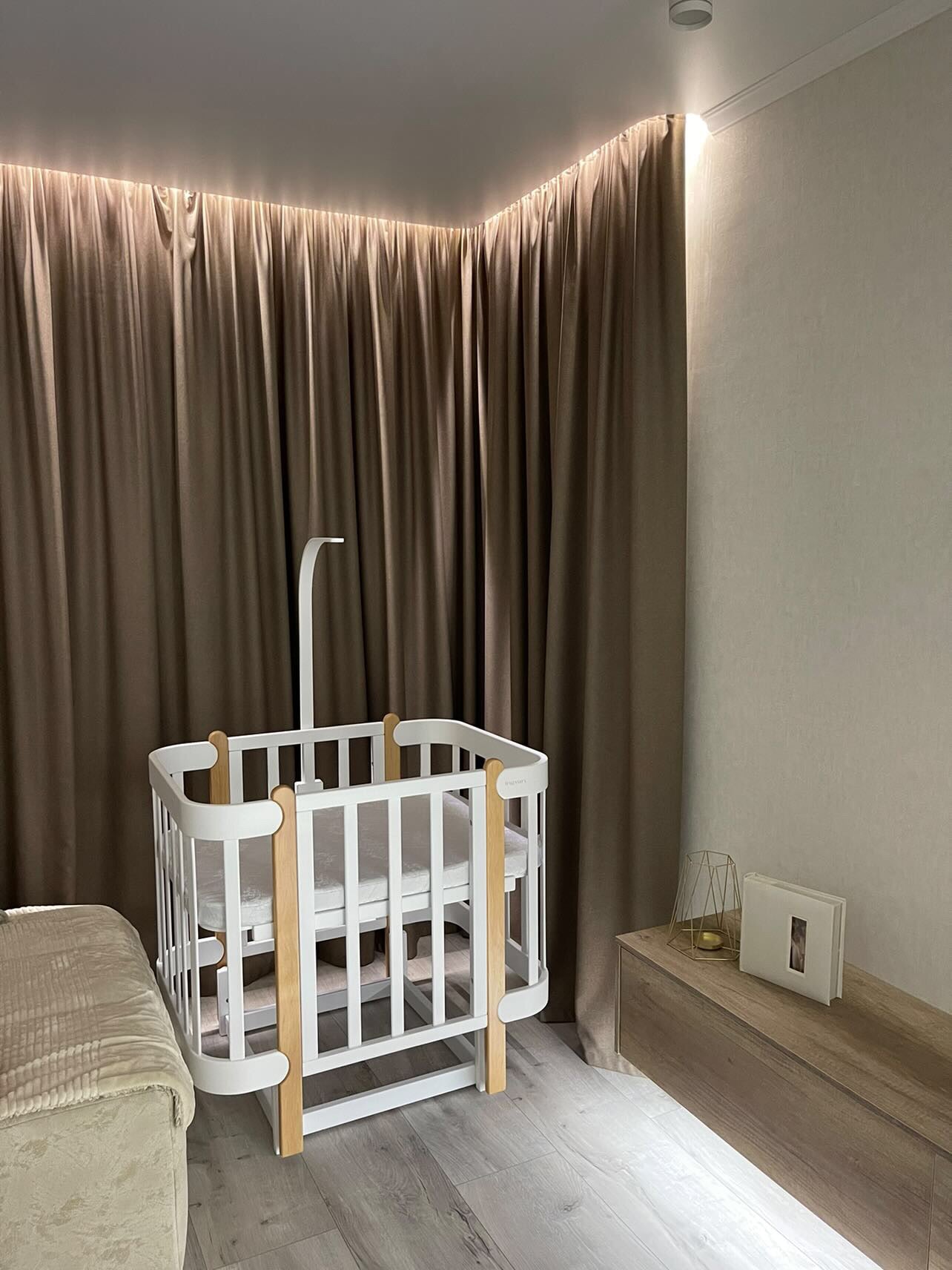 Nika Holzbaldachin und Spielzeughalter