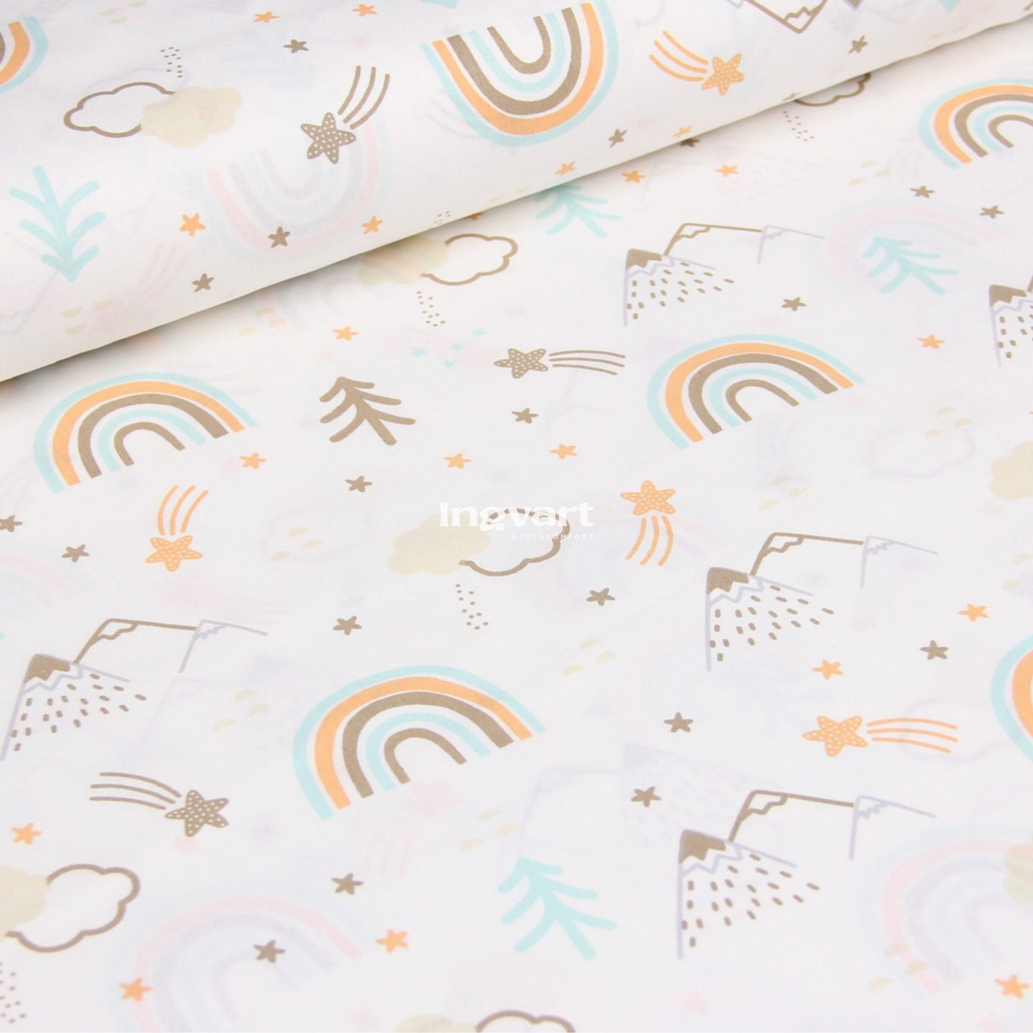 Regenbogen aus Baumwolllaken in den Bergen