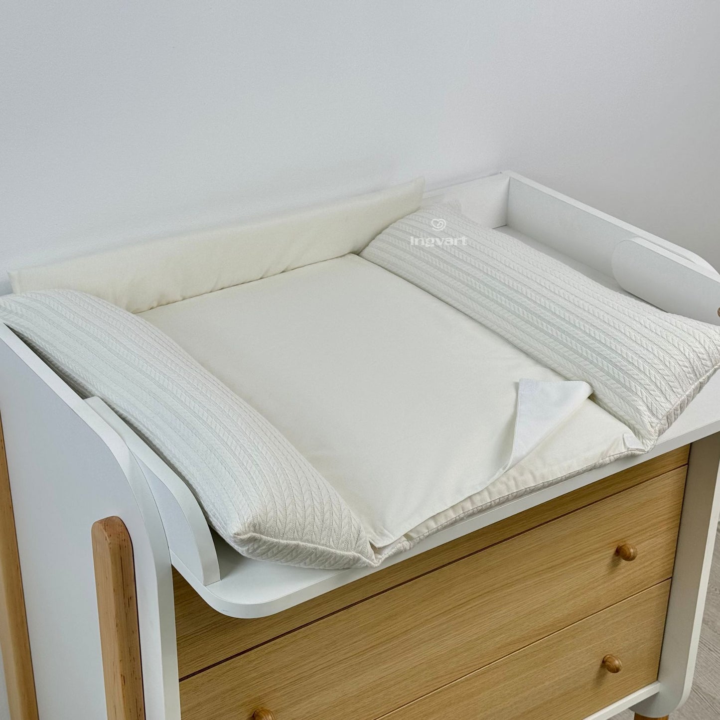 Wickelauflage „Milch, mit geflochtenem Stoff auf Rollen“