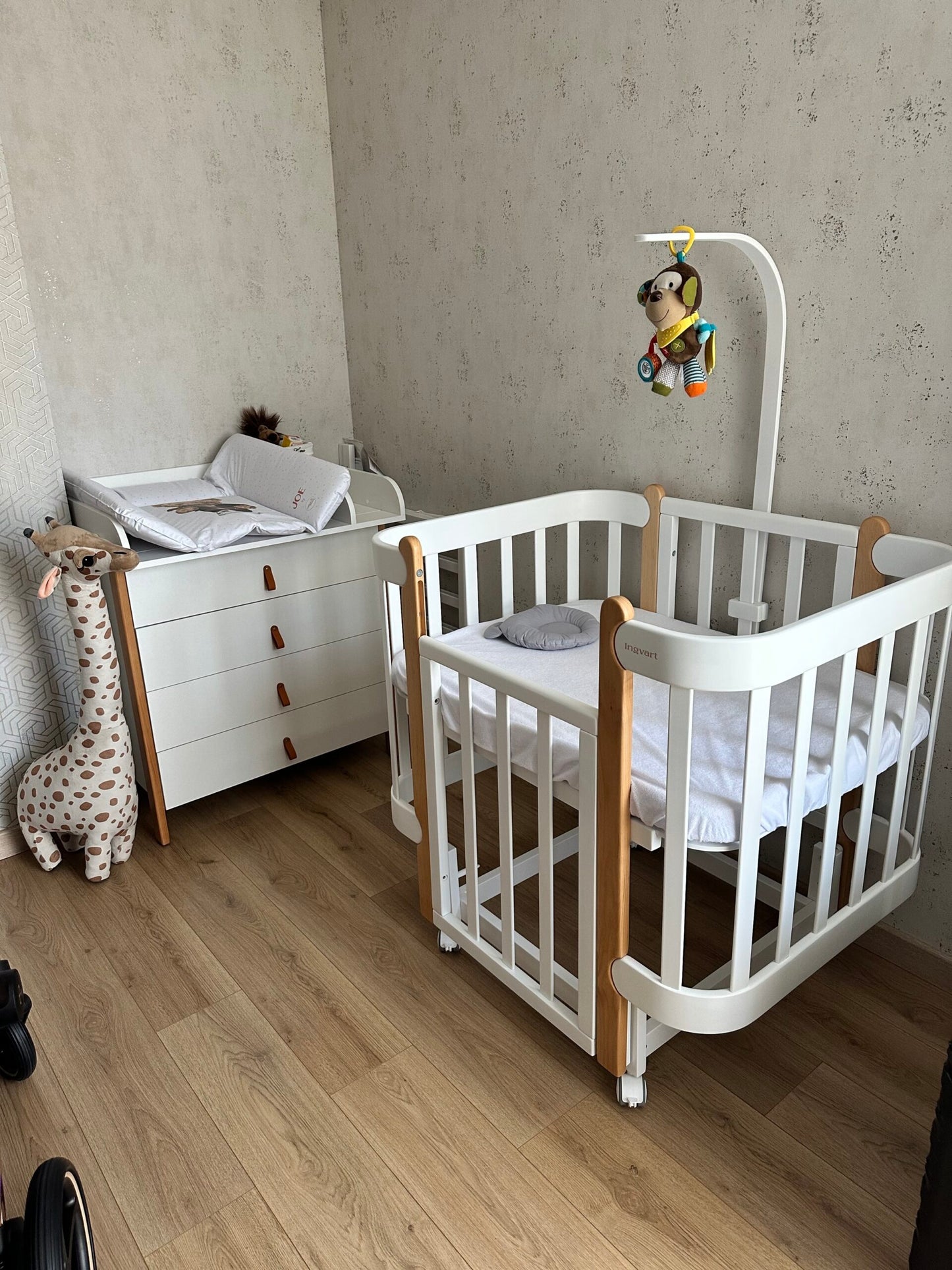 Skandinavische Kommode mit abnehmbarem Wickelaufsatz, Farbe: Naturweiß