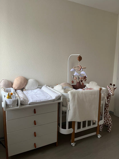 Skandinavische Kommode mit abnehmbarem Wickelaufsatz, Farbe: Naturweiß