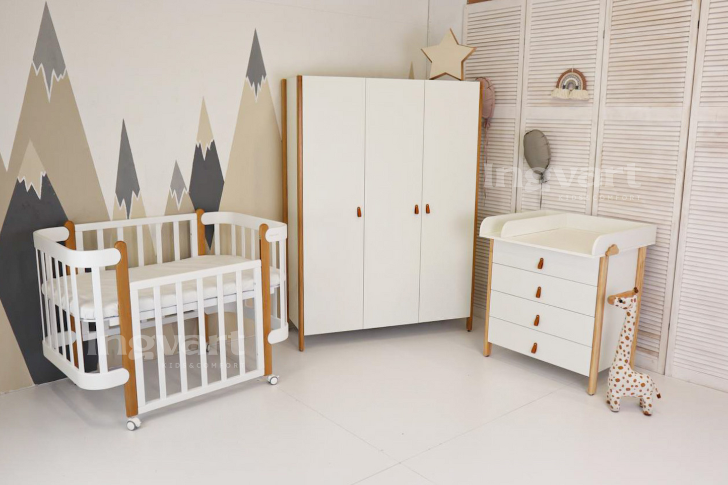 Skandinavische Kommode mit abnehmbarem Wickelaufsatz, Farbe: Naturweiß