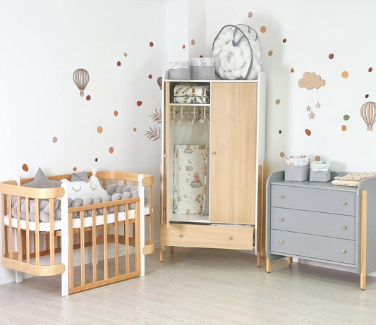 Dresser-pelenator Nika (Sockel und Fassaden sind farbig) Die Farbe des Sockels und der Fassaden ist natürlich