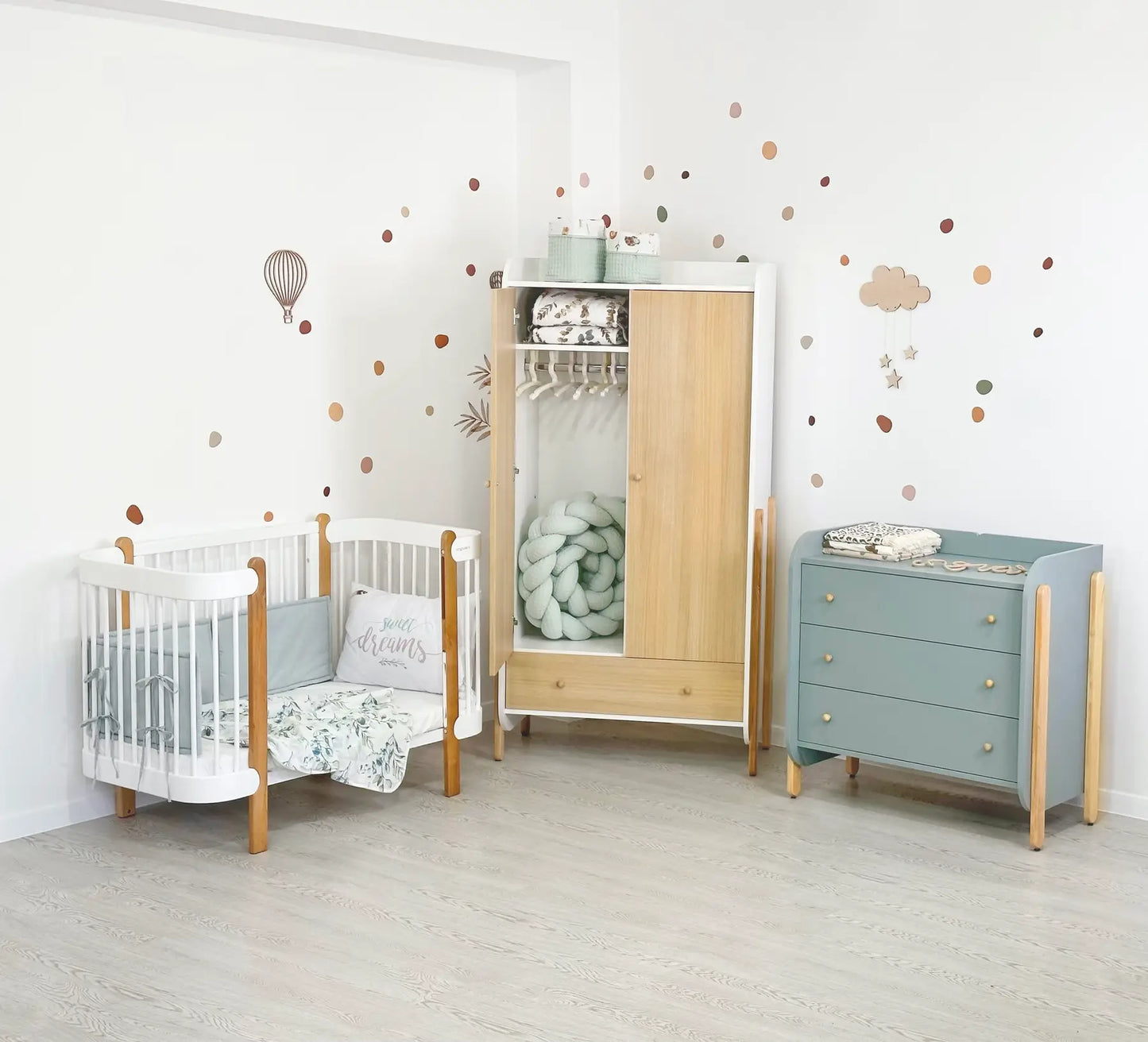 Kommode/Speisekammer Nika (Unterteil und Fronten farbig) Farbe: Unterteil und Fronten weiß