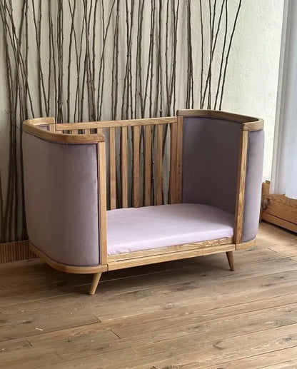 Boho-Verwandlungsbett mit glattem Bezug und beweglicher Wand