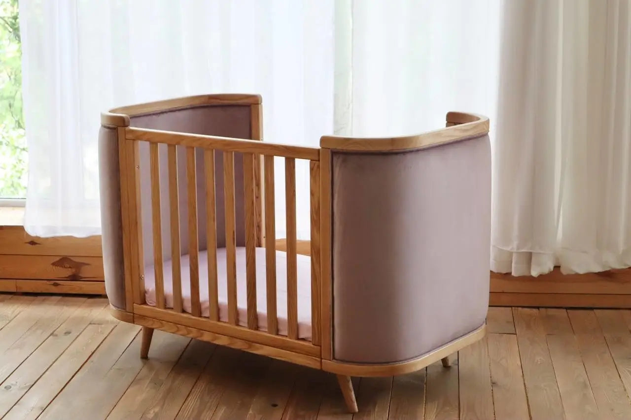 Boho-Verwandlungsbett mit glattem Bezug und beweglicher Wand