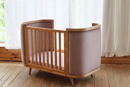 Boho-Verwandlungsbett mit glattem Bezug und beweglicher Wand