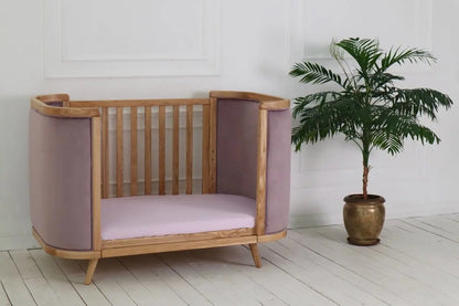 Boho-Verwandlungsbett mit glattem Bezug und beweglicher Wand