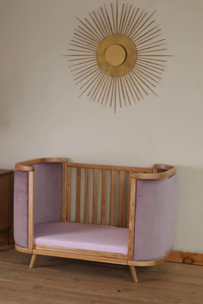 Boho-Verwandlungsbett mit glattem Bezug und beweglicher Wand